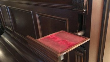 “Piano saya dari tahun 1885 memiliki tempat lilin pop-out yang tersembunyi.” Foto: Brightside