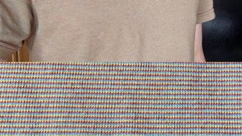 Bajuku tampak berwarna cokelat, namun jika diperhatikan lebih dekat sebenarnya terbuat dari benang dengan perpaduan warna merah, biru dan kuning. Foto: Brightside