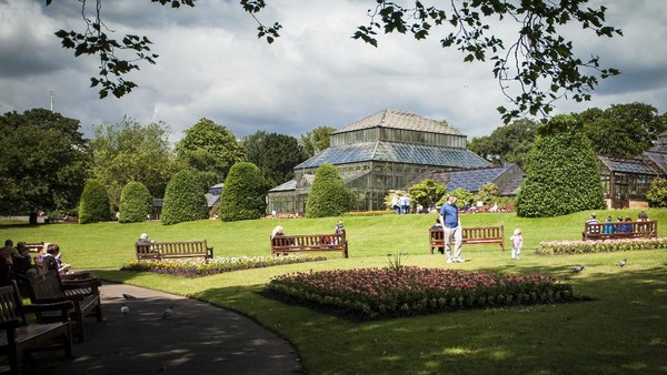 Traveler butuh yang segar-segar, segera datang ke Glasgow Botanic Gardens, Skotlandia. Tempat ini adalah kebun raya legendaris di Glasgow yang sudah berdiri sejak 1873. Berbagai tanaman dari sejumlah negara tumbuh subur di sana. Ada tanaman dari Australia, Amerika, sampai Afrika. Dok. glasgowbotanicgardens.com/Sharon Halliday Traveler butuh yang segar-segar, segera datang ke Glasgow Botanic Gardens, Skotlandia. Tempat ini adalah kebun raya legendaris di Glasgow yang sudah berdiri sejak 1873. Berbagai tanaman dari sejumlah negara tumbuh subur di sana. Ada tanaman dari Australia, Amerika, sampai Afrika. Dok. glasgowbotanicgardens.com/Sharon Halliday
