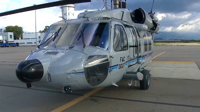Helikopter kepresidenan Kolombia jadi sasaran tembakan. Heli yang mengangkut gubernur, menteri, hingga presiden itu pun bolong-bolong usai diberondong. Pelaku disebut-sebut organisasi kriminal.