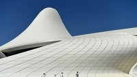 Pertandingan Piala Eropa 2020 juga berlangsung di Baku, Azerbaijan. Nah, untuk Kota Baku sendiri dikenal memiliki situs bersejarah. Misalnya Heydar Alivey Center yakni sebuah bangunan yang memiliki arsitektur dengan gaya melengkung dan futuristik. Bangunan itu dirancang oleh arsitek berkebangsaan Irak-Inggris, Zaha Hadid. Christopher Lee/Getty Images.