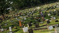 Kendati demikian, aktivitas pemakaman boleh berlangsung dengan pembatasan maksimal 10 orang pengantar jenazah.