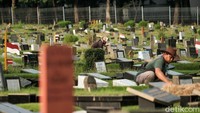 Sama seperti TPU Karet Bivak, TPU Tanah Kusir di Jakarta Selatan juga sepi dan hanya terlihat petugas makam.