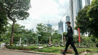  Warga menahan diri untuk tidak berkunjung ke area publik, baik ruang terbuka hijau (RTH) maupun tempat pemakaman umum (TPU).