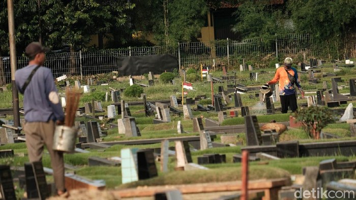 Pemprov DKI melarang aktivitas ziarah kubur ke TPU selama pengetatan PPKM Mikro. Larangan diberlakukan hingga 5 Juli mendatang.