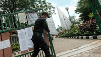 Suasana TPU Karet Bivak, Jakarta Pusat, Sabtu (26/6/2021). Petugas pengamanan TPU Karet Bivak sedang berpatroli saat TPU ditutup bagi peziarah.