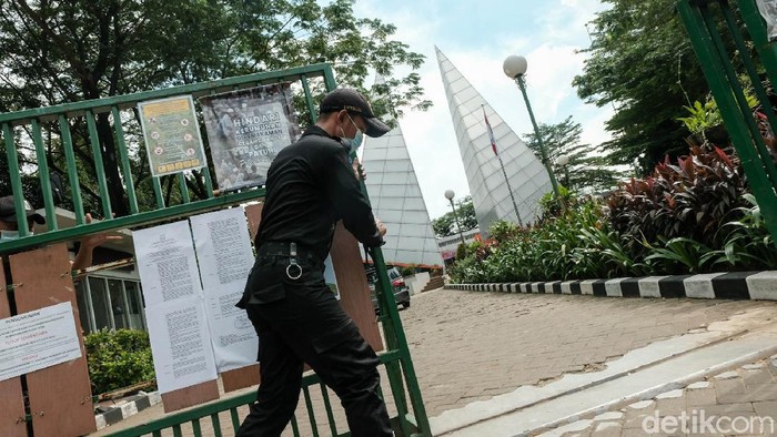 Ingat! Ziarah di TPU Jakarta Dilarang Selama PPKM Diperketat Pemprov DKI melarang aktivitas ziarah kubur ke TPU selama pengetatan PPKM Mikro. Larangan diberlakukan hingga 5 Juli mendatang.
