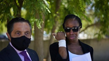 Pengacara John McAfee, Javier Villalba, menyatakan kematian kliennya mengagetkan istri dan anggota keluarga yang lain. Ia ingin mencaritahu seluk beluk kematian sang juragan antivirus. Foto: AP/Joan Mateu