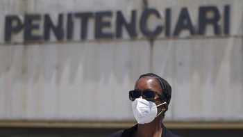 Pada saat-saat terakhirnya, McAfee sendirian di sel penjaranya pada sekitar jam 4 sore. Teman satu selnya tidak berada di tempat. Kemudian pada jam 6 sore, petugas menemukannya gantung diri. Bantuan sudah berusaha diberikan, tapi nyawanya tidak dapat diselamatkan. Foto: AP/Joan Mateu