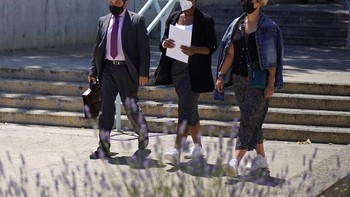 Istri mendiang John McAfee, Janice, dan pengacara suaminya, Javier Villalba, mendatangi penjara tempat John McAfee bunuh diri di dekat kota Barcelona, Spanyol. Janice meyakini John McAfee tidak mati bunuh diri dan meminta pemerintah Amerika Serikat bertanggungjawab atas kematiannya. Foto: AP/Joan Mateu