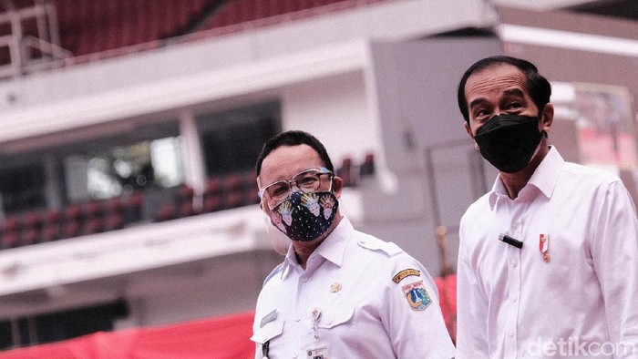 Presiden Jokowi didampingi Gubernur DKI Anies Baswedan meninjau vaksinasi massal COVID-19 di Stadion GBK. Jokowi ingin memastikan program vaksinasi berjalan dengan baik.