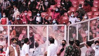 Jokowi sempat menyapa warga yang sedang mengantre untuk vaksinasi COVID-19. Presiden Jokowi melakukan peninjauan dengan didampingi Gubernur DKI Jakarta Anies Baswedan.