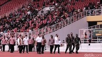 Jokowi tiba di GBK pukul 10.30 WIB. Jokowi mengenakan pakaian putih dan masker hitam.