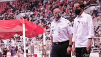 Presiden Jokowi menyambangi Stadion GBK untuk meninjau langsung vaksinasi massal warga ber-KTP DKI.