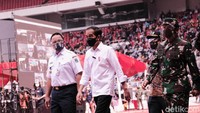 Vaksinasi massal yang ditinjau Jokowi ini dilakukan bagi warga ber-KTP DKI. Vaksinasi massal yang ditinjau Jokowi dan Anies ini dilaksanakan pukul 08.00-12.00 WIB. Lokasi vaksinasi ada di dua tempat, yakni Gate F dan Gate H Stadion GBK.