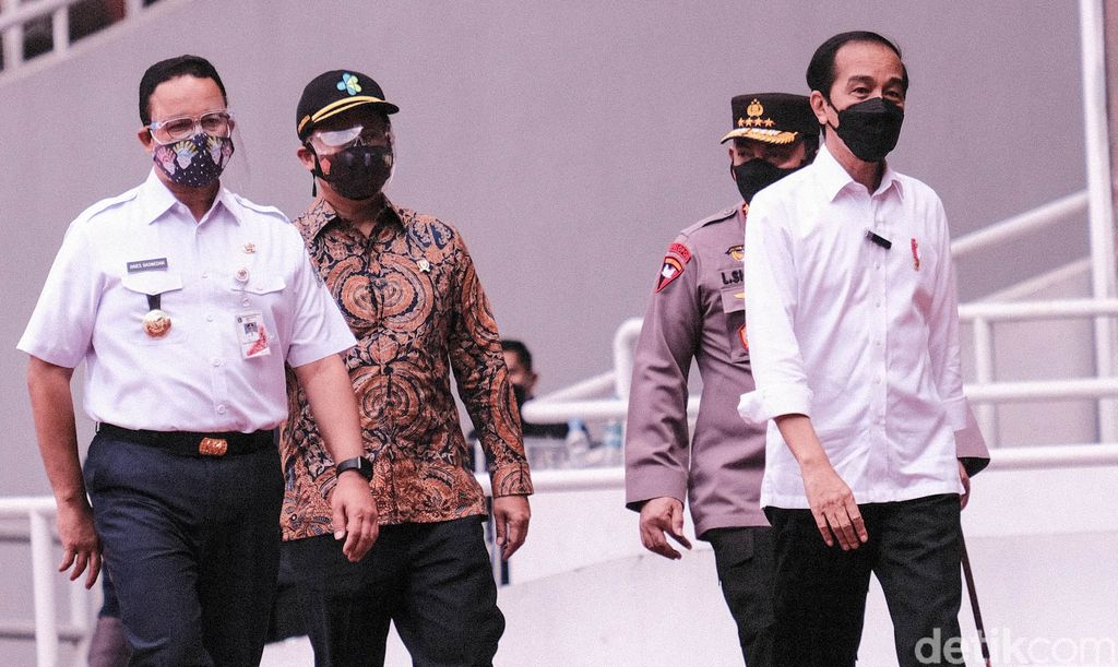 Presiden Jokowi didampingi Gubernur DKI Anies Baswedan meninjau vaksinasi massal COVID-19 di Stadion GBK. Jokowi ingin memastikan program vaksinasi berjalan dengan baik.