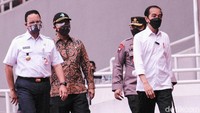 Jokowi dan Anies berjalan memantau proses vaksinasi COVID-19.