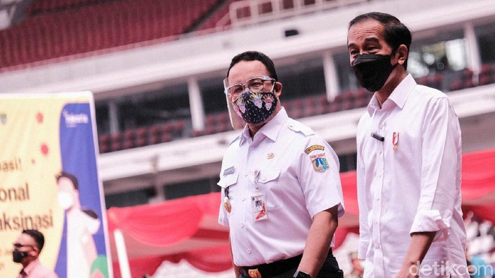 Presiden Jokowi didampingi Gubernur DKI Anies Baswedan meninjau vaksinasi massal COVID-19 di Stadion GBK. Jokowi ingin memastikan program vaksinasi berjalan dengan baik.