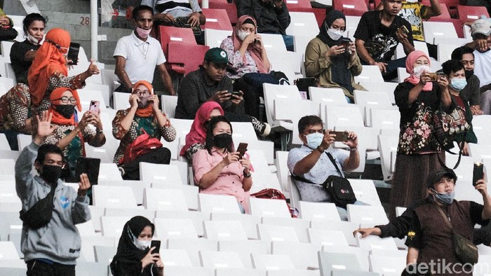 Presiden Jokowi didampingi Gubernur DKI Anies Baswedan meninjau vaksinasi massal COVID-19 di Stadion GBK. Jokowi ingin memastikan program vaksinasi berjalan dengan baik.