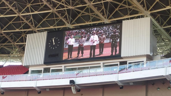 Jokowi meninjau vaksinasi massal di Stadion GBK