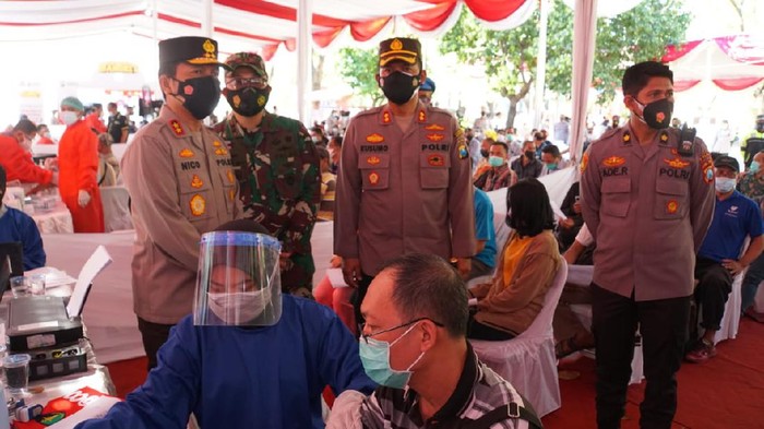 kapolda jatim pantau vaksinasi di sidoarjo