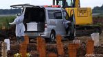 Coba Lihat Potret Tak Kenal Lelah Petugas Makam Corona