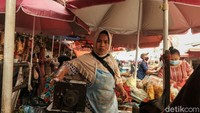 yuk! kita taat prokes dengan memakai masker dan jaga jarak guna menekan laju pademi Covid-19.