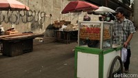 Banyak juga pedagang pasar yang tidak benar dalam memakai masker di tengah lonjakan kasus COVID-19.