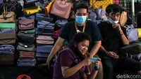 Selain tak bermasker, ada juga warga yang tak menjaga jarak saat berbincang. Warga juga tidak memakai masker dengan benar saat kasus COVID-19 semakin meningkat.