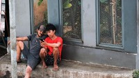 Kasus COVID-19 kembali menembus rekor harian tertinggi dengan tambahan 21.095 kasus hari ini. Masyarakat jangan sampai abai dengan protokol kesehatan. sejumlah warga yang tidak menggunakan masker atau memakai masker tetapi tidak menutupi mulut dan hidung di kawasan Kebayoran Lama, Jakarta, Sabtu (26/6/2021).