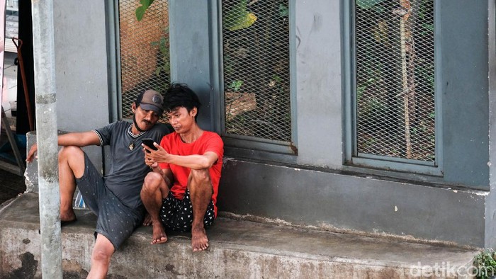 Kasus COVID-19 kembali menembus rekor harian tertinggi dengan tambahan 21.095 kasus hari ini. Masyarakat jangan sampai abai dengan protokol kesehatan.