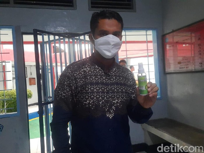 Kepala Rutan Kelas IIB Blora Dedi Cahyadi menunjukkan contoh hand sanitizer yang ditenggak napi, Sabtu (26/6/2021).