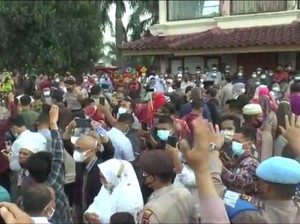 Polisi Bubarkan Kerumunan Massa Pelantikan Walkot Sungai Penuh Ahmadi Zubir