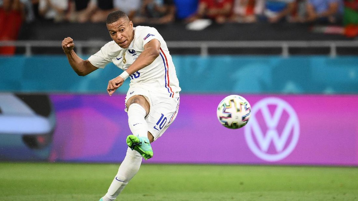 Keputusan Prancis memasang Kylian Mbappe sebagai eksekutor tendangan bebas dipertanyakan. (Foto: Getty Images/Franck Fife - Pool)