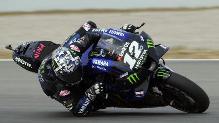 Yamaha Spanish rider Maverick Vinales rides during the first MotoGP free practice session of the Moto Grand Prix de Catalunya at the Circuit de Catalunya on June 4, 2021 in Montmelo on the outskirts of Barcelona. (Photo by LLUIS GENE / AFP)