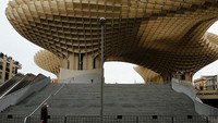 Di Kota Seville atau Sevila, traveler dapat menemukan bangunan kayu terbesar di dunia yakni Metropol Parasol. Bangunan setinggi 26 meter itu berbentuk jamur-jamur raksasa. Bangunan ini didesain oleh arsitek Jerman bernama Jurgen Mayer-Hermann. Tak cuma desainnya yang unik, bangunan ini juga fungsional. Marcelo del Pozo/Getty Images.