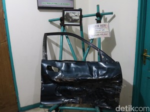 Merinding! Pintu Mobil Saksi Bisu Kecelakaan Nike Ardilla Dipajang di Museum
