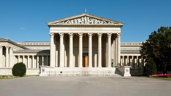 Budapest di Hungaria dikenal sebagai kota seni dunia. Di sana berdiri Museum of Fine Arts yang menjadi tempat favorit para pecinta seni. Museum of Fine Arts ini menyimpan berbagai karya seni mulai dari lukisan, patung, hingga seni kuno khas Mesir. Selain itu, desain bangunannya yang klasik khas abad ke-19 juga menjadi daya tarik bagi wisatawan. Istimewa/www.mfab.hu Budapest di Hungaria dikenal sebagai kota seni dunia. Di sana berdiri Museum of Fine Arts yang menjadi tempat favorit para pecinta seni. Museum of Fine Arts ini menyimpan berbagai karya seni mulai dari lukisan, patung, hingga seni kuno khas Mesir. Selain itu, desain bangunannya yang klasik khas abad ke-19 juga menjadi daya tarik bagi wisatawan. Istimewa/www.mfab.hu