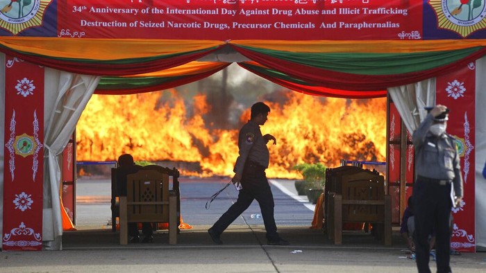 Myanmar Bakar Barang Bukti Narkoba Otoritas militer Myanmar membakar barang bukti narkoba dan bahan kimia prekursor di Yangon, Myanmar, Sabtu (26/6). Pemusnahan itu untuk memperingati Hari Anti Narkoba di Myanmar.
