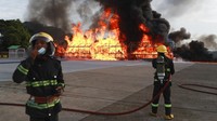 Narkoba hasil sitaan dan bahan kimia prekursor dibakar di kawasan Yangon, Myanmar.