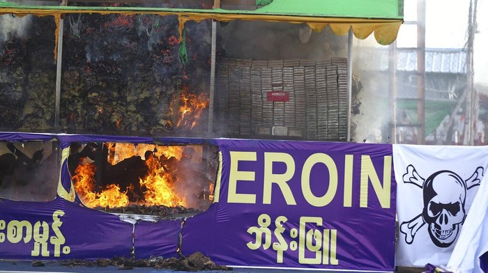 Otoritas militer Myanmar membakar barang bukti narkoba dan bahan kimia prekursor di Yangon, Myanmar, Sabtu (26/6). Pemusnahan itu untuk memperingati Hari Anti Narkoba di Myanmar.