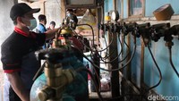 Oksigen ini digunakan sebagai alat bantu pernapasan. Hal itu disampaikan oleh petugas depot, Iyan.