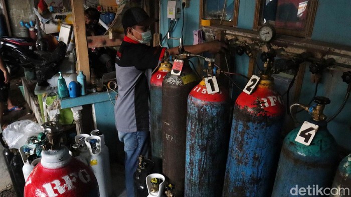 Kasus COVID-19 di Kota Bandung, Jawa Barat naik. Permintaan isi ulang oksigen pun meningkat, seperti di Depot Restu Fadil Gas, Kota Bandung.