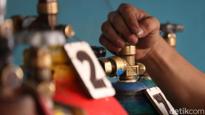 Kasus COVID-19 di Kota Bandung, Jawa Barat naik. Permintaan isi ulang oksigen pun meningkat, seperti di Depot Restu Fadil Gas, Kota Bandung.