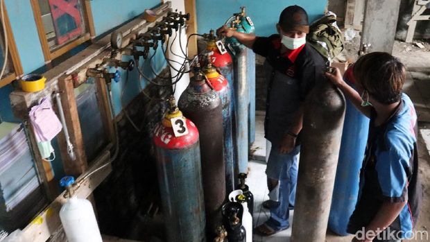 Kasus COVID-19 di Kota Bandung, Jawa Barat naik. Permintaan isi ulang oksigen pun meningkat, seperti di Depot Restu Fadil Gas, Kota Bandung.