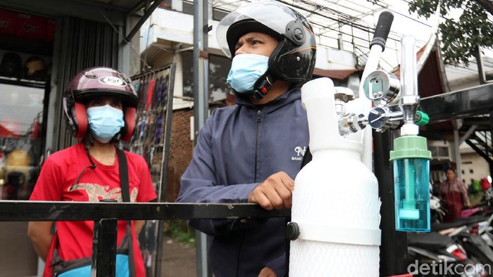 Kasus COVID-19 di Kota Bandung, Jawa Barat naik. Permintaan isi ulang oksigen pun meningkat, seperti di Depot Restu Fadil Gas, Kota Bandung.