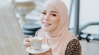 “Bahagia sebenarnya tidak perlu dicari, karena bahagia terletak pada dirimu sendiri,” tulis Olla di Instagram. 