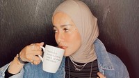 Wanita 41 tahun ini terkenal sebagai sosok yang fashionable. Salah satunya terlihat dalam momennya yang hendak menyeruput minuman.