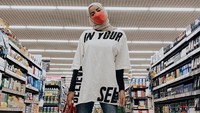 Begini gaya keren Olla saat hendak belanja di supermarket. Tentunya tetap menerapkan protokol kesehatan dengan memakai masker.