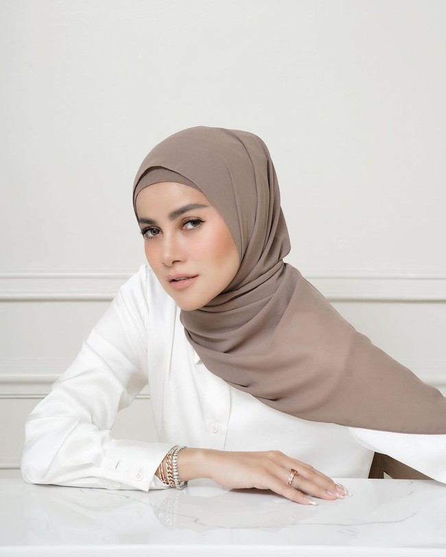 Langkah tersebut langsung mendapat sambutan positif dari publik. Banyak warganet memuji penampilannya yang dianggap semakin anggun dan menenangkan. Foto: Instagram ollaramlanaufar.